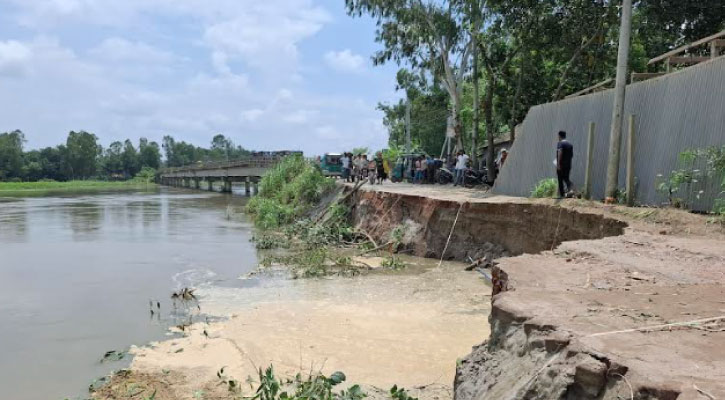 সংযোগ সড়ক ভেঙে লক্ষাধিক মানুষের ভোগান্তি