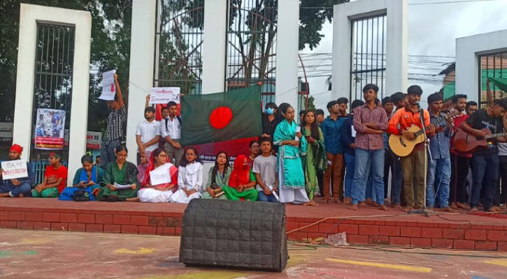 প্রতিবাদী গান-কবিতায় নিহতদের স্মরণে শিক্ষার্থীরা