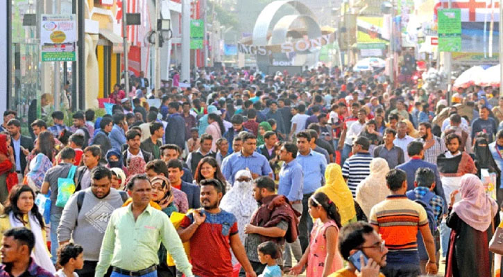 শেষ মুহূর্তে বাণিজ্য মেলায় উপচেপড়া ভিড়