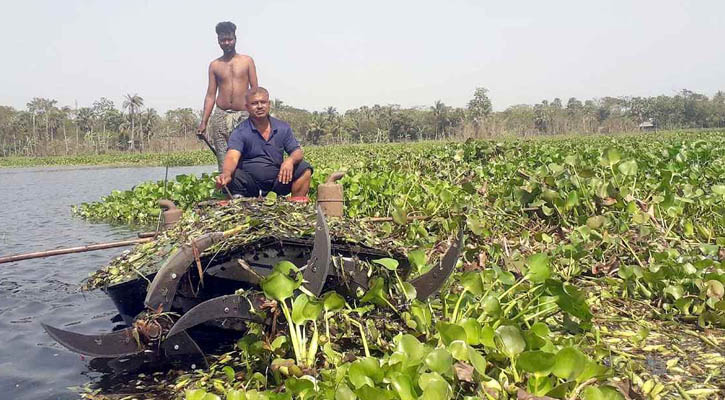 কচুরিপানা কাটার মেশিন বানিয়ে প্রশংসায় ভাসছেন প্রদীপ