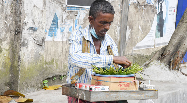 ফুটপাতে যাদের জীবিকা