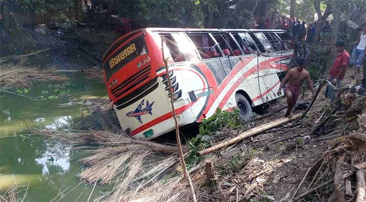 নিয়ন্ত্রণ হারিয়ে বাস খাদে, চালক নিহত