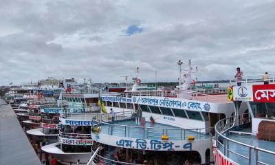 লঞ্চ না ছাড়ায় বিপাকে যাত্রীরা