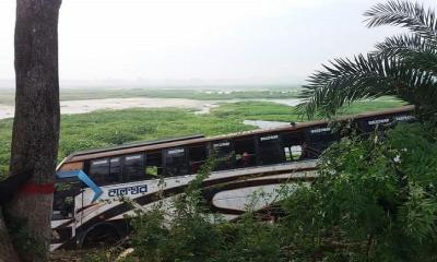 বাস নিয়ন্ত্রণ হারিয়ে খাদে, নিহত ১