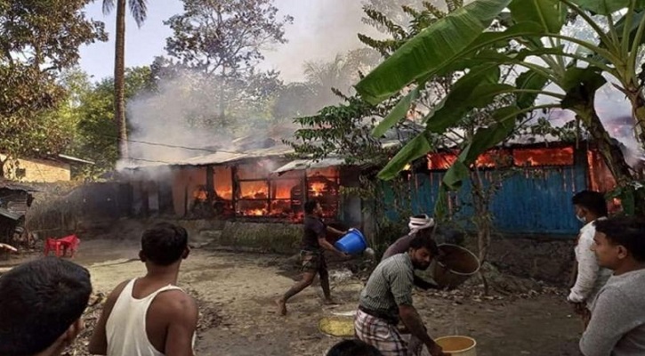 চুলার আগুনে বসতবাড়ি পুড়ে ছাই