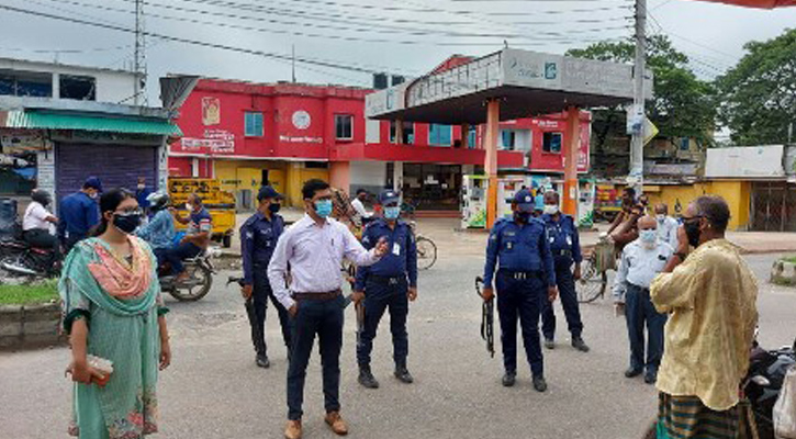 নাটোরে অপ্রয়োজনে বের হলেই জরিমানা