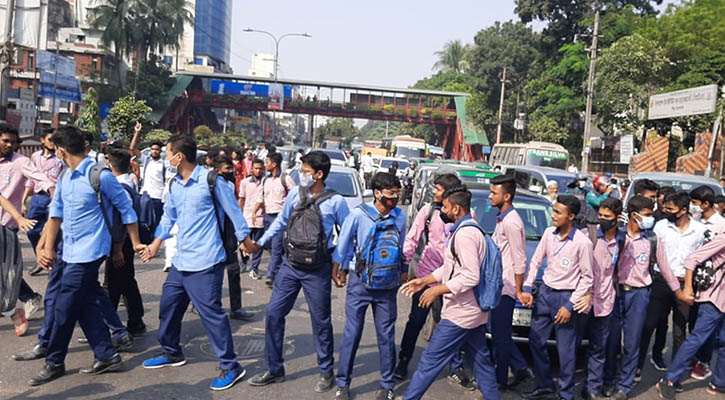 ধানমন্ডির সড়কে ফের শিক্ষার্থীরা