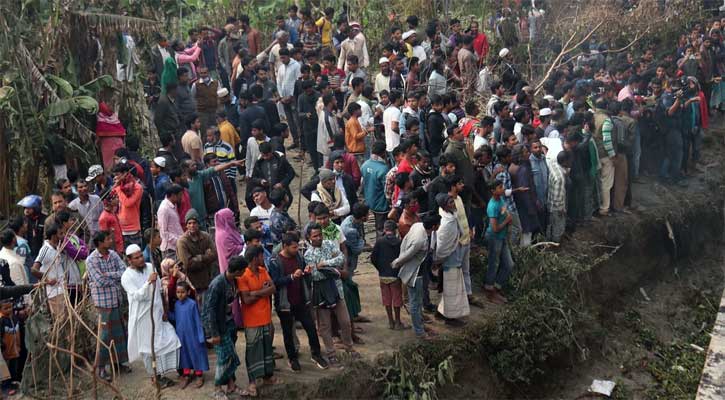 লঞ্চে আগুন : সুগন্ধার তীরে স্বজনদের ভিড়