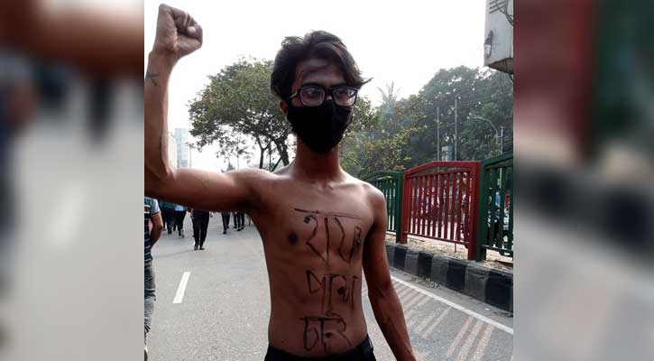 ছবিতে শিক্ষার্থীদের সড়ক অবরোধ