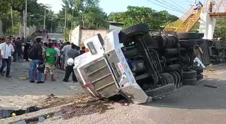 মেক্সিকোয় ট্রাক দুর্ঘটনায় নিহত ৫৩