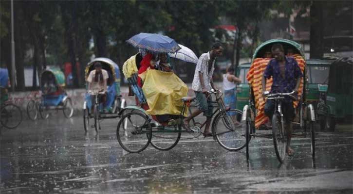 বৃষ্টিতে বিড়ম্বনায় রাজধানীবাসী