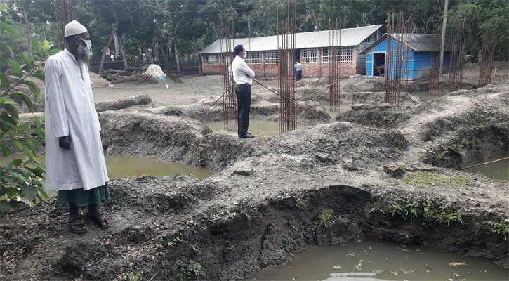 পিলারের রড বসিয়ে উধাও ঠিকাদার!