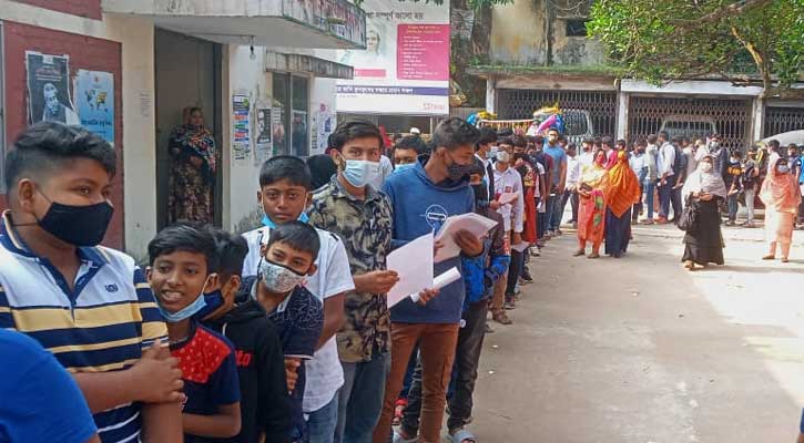 ভ্যাকসিন নিতে শিক্ষার্থীদের উপচেপড়া ভিড়