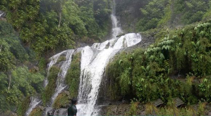 বরইতলীর নিঝুম ঝরনায় একদিন