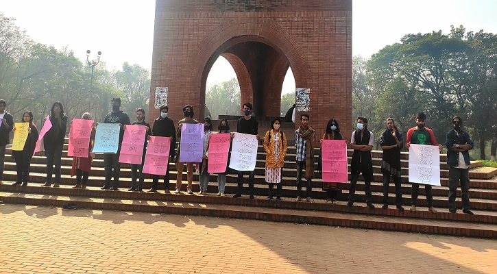 শাবিপ্রবি শিক্ষার্থীদের পাশে দাঁড়ালেন জাবি শিক্ষার্থীরা