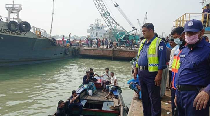 নৌকা উল্টে বাবা-ছেলে নিখোঁজ