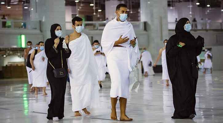 পুরুষ অভিভাবক ছাড়া ওমরাহ করতে পারবেন নারীরা