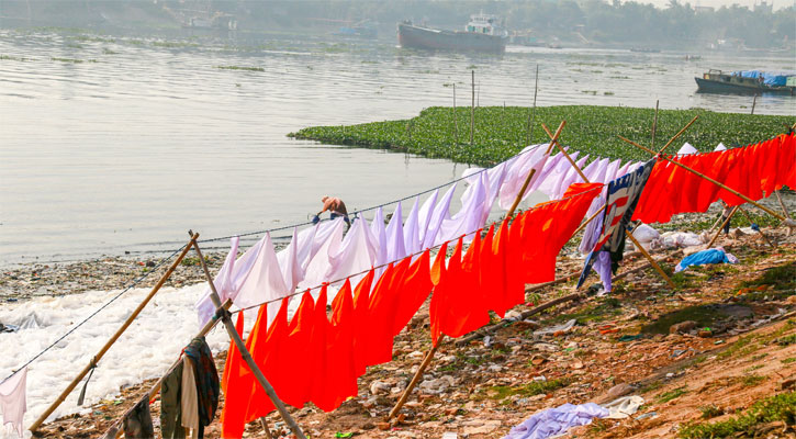 বুড়িগঙ্গার দূষিত পানিতে চলছে  কাপড় ধোয়া