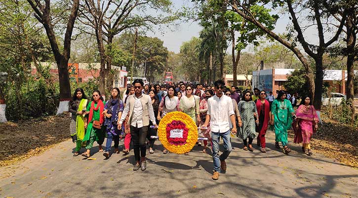 বঙ্গবন্ধুর প্রতিকৃতিতে জাবি ছাত্রলীগের শ্রদ্ধাঞ্জলি