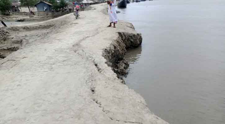 কপোতাক্ষের বেড়িবাঁধে ভাঙন, আতঙ্কে গ্রামবাসী