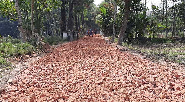 সড়ক সংস্কারে ব্যাপক অনিয়মের অভিযোগ