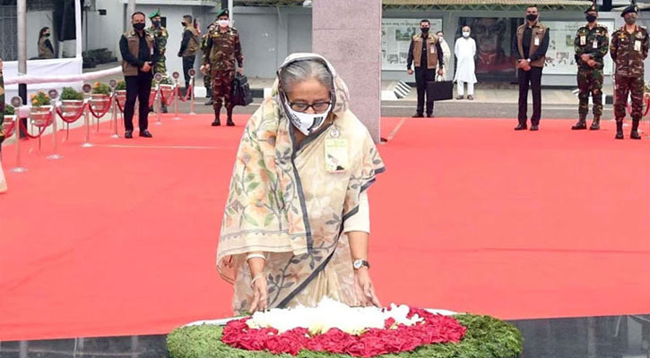 বঙ্গবন্ধুর প্রতিকৃতিতে প্রধানমন্ত্রীর শ্রদ্ধা