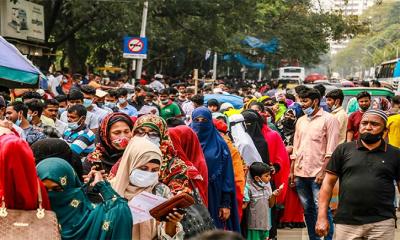 টিকাপ্রত্যাশী মানুষের ভিড়ে হুড়োহুড়ি ও বিশৃঙ্খলা