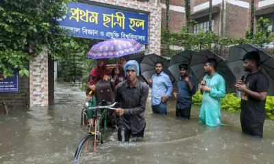 ছাত্রীদের নিরাপদ স্থানে সরিয়ে নিচ্ছে ছাত্রলীগ