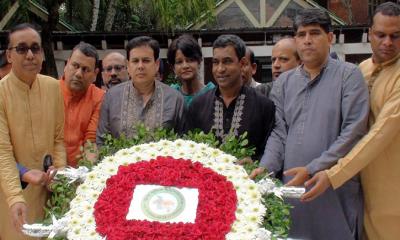 জাতির পিতার সমাধিতে পদোন্নতিপ্রাপ্ত ডিআইজিদের শ্রদ্ধা