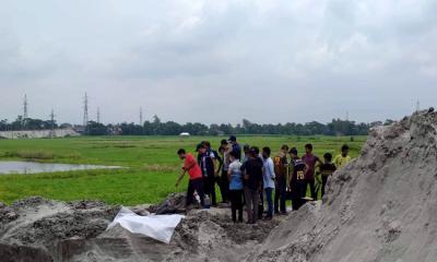 ১৫ ফুট বালির নিচ থেকে নিখোঁজ ব্যবসায়ীর লাশ উদ্ধার