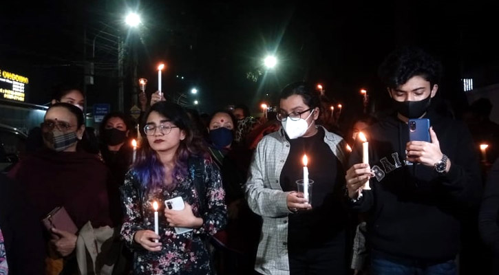 আনুশকা হত্যার দ্রুত বিচারের দাবিতে মোমবাতি প্রজ্বালন