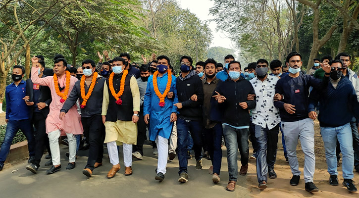 বঙ্গবন্ধুর প্রতিকৃতিতে জাবি ছাত্রলীগের শ্রদ্ধা নিবেদন