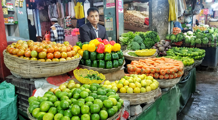 বৃষ্টির কারণে সবজির বাজারে আগুন