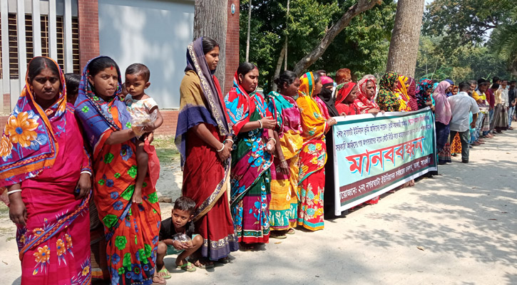 শত বছরের কাঁঠাল গাছ কাটায় মানববন্ধন