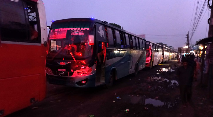 রাতে দৌলতদিয়ায় বেড়েছে গাড়ির চাপ