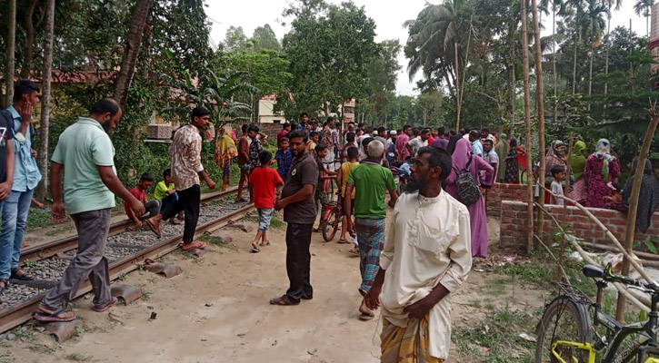 ট্রেনের ধাক্কায় পল্লীবিদ্যুৎ কর্মকর্তাসহ নিহত ২