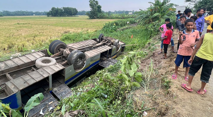 নিয়ন্ত্রণ হারিয়ে ৪৫ যাত্রী নিয়ে বাস খাদে