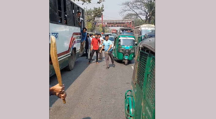 ঢাকায় ট্রাফিক জ্যামের মধ্যে ক্রিকেট, ভিডিও ভাইরাল