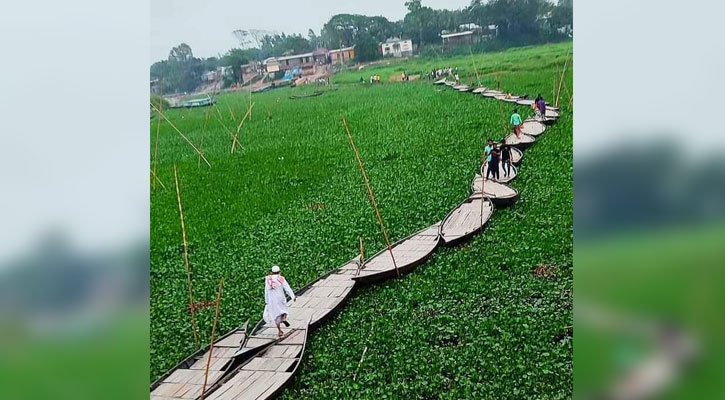 নৌকার সাঁকোতে নদী পারাপার!