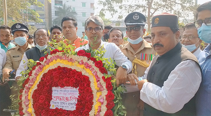 বঙ্গবন্ধুর প্রতিকৃতিতে সর্বস্তরের মানুষের শ্রদ্ধা