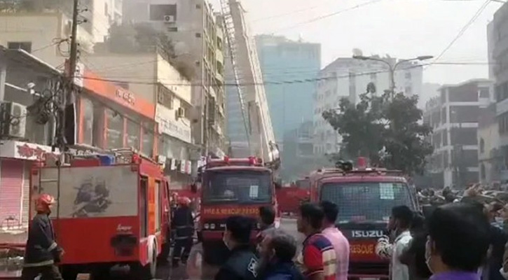 গ্রিন রোডে ভবনের আগুন নিয়ন্ত্রণে