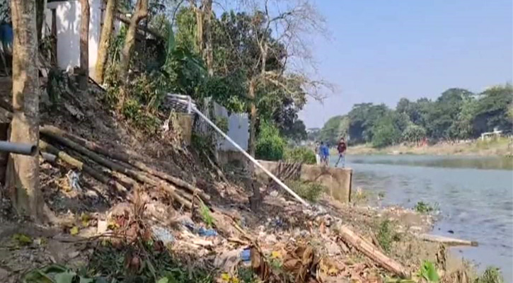 হঠাৎ দেবে গেছে ২৫টি বাড়ি