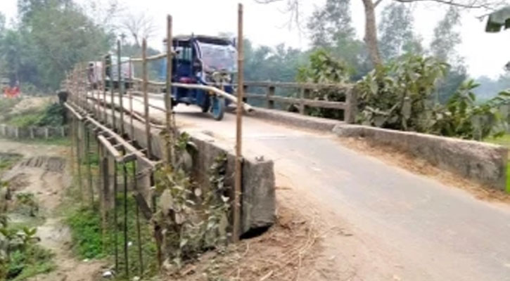 দুর্ঘটনা এড়াতে সেতুতে বাঁশের রেলিং