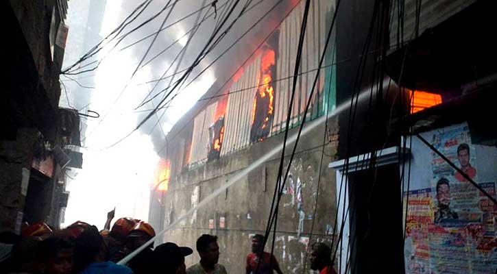 প্লাস্টিক কারখানায় আগুন, নিয়ন্ত্রণে ১২ ইউনিট