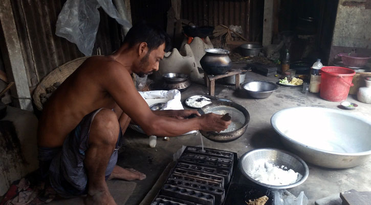 কষ্টে আছেন সাজ তৈরির কারিগররা 