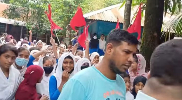 সহপাঠীদের বিক্ষোভে বাল্যবিবাহ থেকে বাঁচল কিশোরী