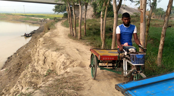 সড়কের অভাবে থমকে আছে সাত গ্রামের উন্নয়ন