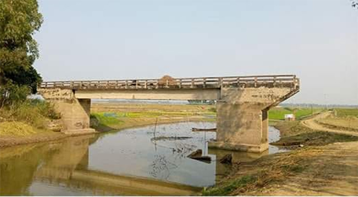 ব্রিজ আছে, রাস্তা নেই