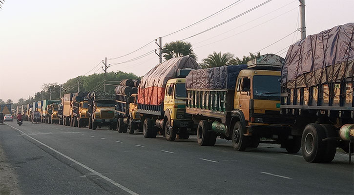 দৌলতদিয়ায় দীর্ঘ যানজট