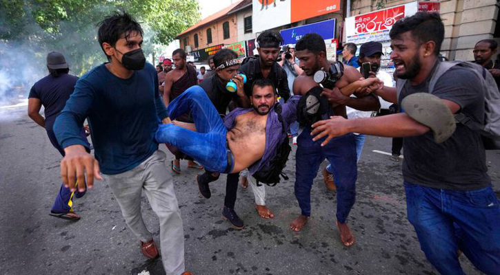 শ্রীলঙ্কার রাজপথে বিক্ষোভে শিক্ষার্থীরা, ব্যাপক সংঘর্ষ